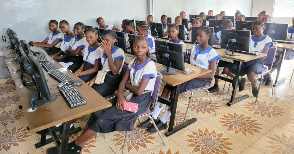 Implémentation d'une salle informatique moderne au Groupe Scolaire Bilingue Ma Mpata